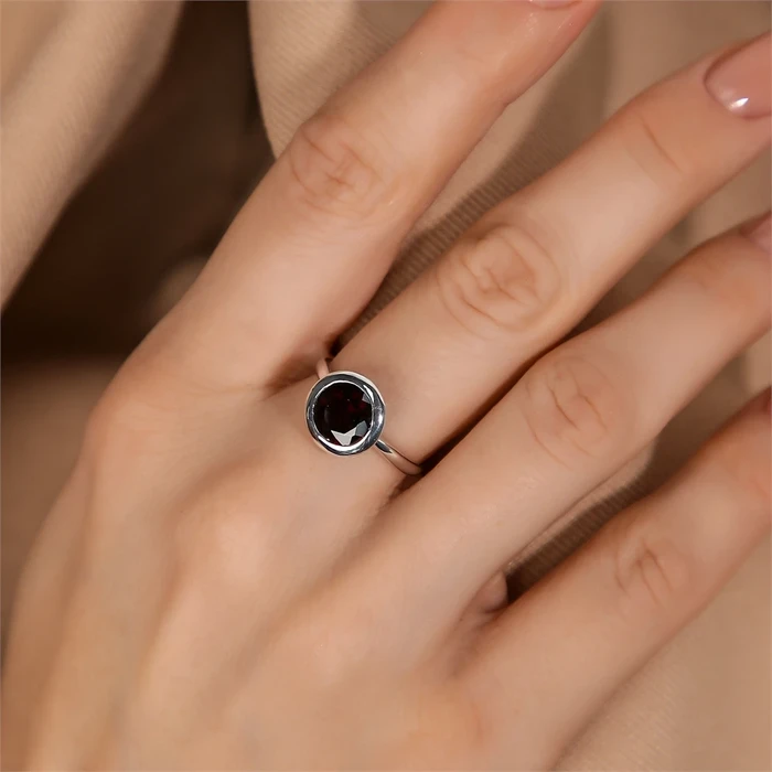 Кольцо из серебра с гранатом 2700