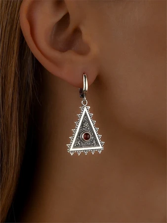 {{productViewItem.photos[photoViewList.activeNavIndex].Alt || productViewItem.photos[photoViewList.activeNavIndex].Description || 'Серьги из серебра с сердоликом'}}