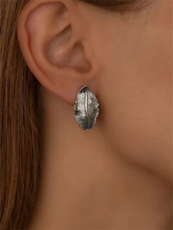 {{productViewItem.photos[photoViewList.activeNavIndex].Alt || productViewItem.photos[photoViewList.activeNavIndex].Description || 'Серьги из серебра "Перо"'}}