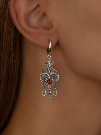 {{productViewItem.photos[photoViewList.activeNavIndex].Alt || productViewItem.photos[photoViewList.activeNavIndex].Description || 'Серьги из серебра с сердоликом'}}