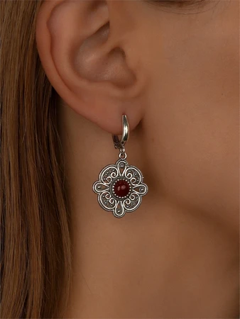 {{productViewItem.photos[photoViewList.activeNavIndex].Alt || productViewItem.photos[photoViewList.activeNavIndex].Description || 'Серьги из серебра с сердоликом'}}