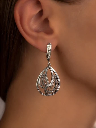 {{productViewItem.photos[photoViewList.activeNavIndex].Alt || productViewItem.photos[photoViewList.activeNavIndex].Description || 'Серьги из серебра'}}