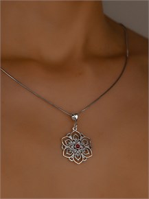 {{photo.Alt || photo.Description || 'Кулон из серебра с сердоликом'}}