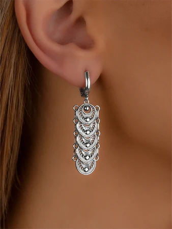 {{productViewItem.photos[photoViewList.activeNavIndex].Alt || productViewItem.photos[photoViewList.activeNavIndex].Description || 'Серьги из серебра'}}