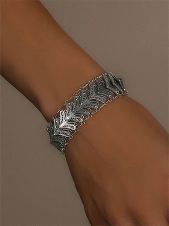 {{productViewItem.photos[photoViewList.activeNavIndex].Alt || productViewItem.photos[photoViewList.activeNavIndex].Description || 'Браслет из серебра'}}