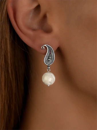 {{productViewItem.photos[photoViewList.activeNavIndex].Alt || productViewItem.photos[photoViewList.activeNavIndex].Description || 'Серьги из серебра с перламутром'}}