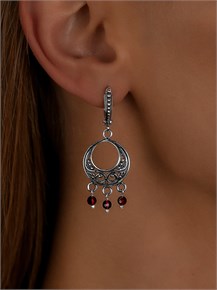 {{photo.Alt || photo.Description || 'Серьги из серебра с гранатом'}}