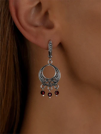 {{productViewItem.photos[photoViewList.activeNavIndex].Alt || productViewItem.photos[photoViewList.activeNavIndex].Description || 'Серьги из серебра с гранатом'}}