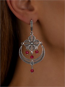 {{photo.Alt || photo.Description || 'Серьги из серебра с корундом'}}