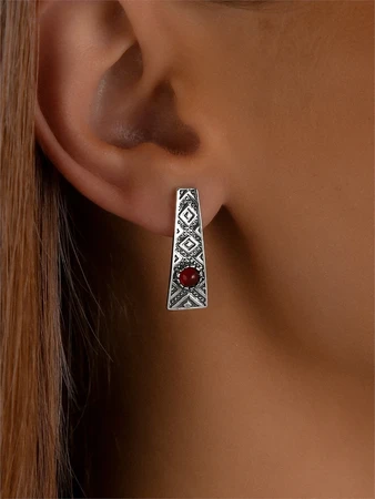 {{productViewItem.photos[photoViewList.activeNavIndex].Alt || productViewItem.photos[photoViewList.activeNavIndex].Description || 'Серьги из серебра  с сердоликом'}}