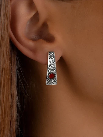 {{productViewItem.photos[photoViewList.activeNavIndex].Alt || productViewItem.photos[photoViewList.activeNavIndex].Description || 'Серьги из серебра с кораллом'}}