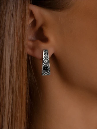 {{productViewItem.photos[photoViewList.activeNavIndex].Alt || productViewItem.photos[photoViewList.activeNavIndex].Description || 'Серьги из серебра с агатом'}}