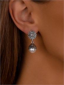 {{photo.Alt || photo.Description || 'Серьги из серебра с жемчугом'}}