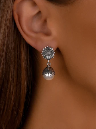 {{productViewItem.photos[photoViewList.activeNavIndex].Alt || productViewItem.photos[photoViewList.activeNavIndex].Description || 'Серьги из серебра с жемчугом'}}