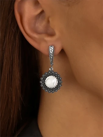 {{productViewItem.photos[photoViewList.activeNavIndex].Alt || productViewItem.photos[photoViewList.activeNavIndex].Description || 'Серьги из серебра с перламутром'}}