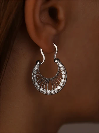 {{productViewItem.photos[photoViewList.activeNavIndex].Alt || productViewItem.photos[photoViewList.activeNavIndex].Description || 'Серьги из серебра'}}