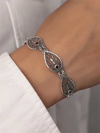 {{productViewItem.photos[photoViewList.activeNavIndex].Alt || productViewItem.photos[photoViewList.activeNavIndex].Description || 'Браслет из серебра с цирконом'}}