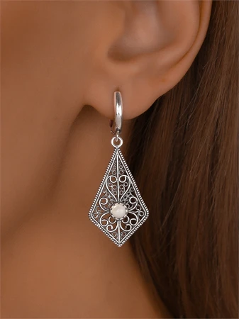 {{productViewItem.photos[photoViewList.activeNavIndex].Alt || productViewItem.photos[photoViewList.activeNavIndex].Description || 'Серьги из серебра с перламутром'}}