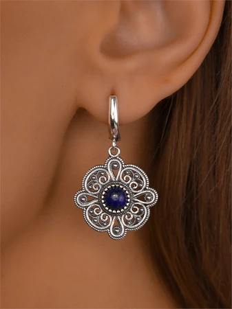 {{productViewItem.photos[photoViewList.activeNavIndex].Alt || productViewItem.photos[photoViewList.activeNavIndex].Description || 'Серьги из серебра с лазуритом'}}