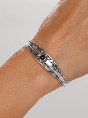 {{productViewItem.photos[photoViewList.activeNavIndex].Alt || productViewItem.photos[photoViewList.activeNavIndex].Description || 'Браслет из серебра  с сердоликом'}}