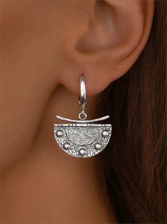{{productViewItem.photos[photoViewList.activeNavIndex].Alt || productViewItem.photos[photoViewList.activeNavIndex].Description || 'Серьги из серебра'}}