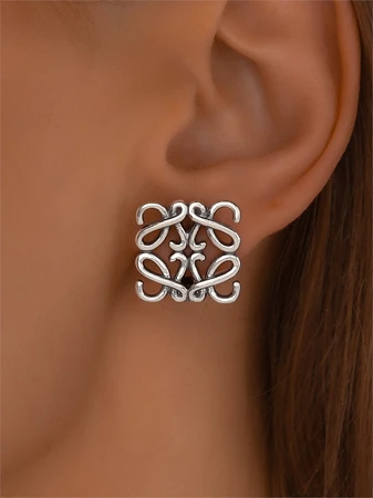 {{productViewItem.photos[photoViewList.activeNavIndex].Alt || productViewItem.photos[photoViewList.activeNavIndex].Description || 'Серьги из серебра'}}