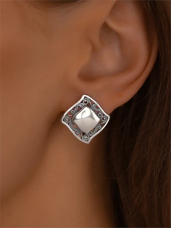 {{productViewItem.photos[photoViewList.activeNavIndex].Alt || productViewItem.photos[photoViewList.activeNavIndex].Description || 'Серьги из серебра'}}