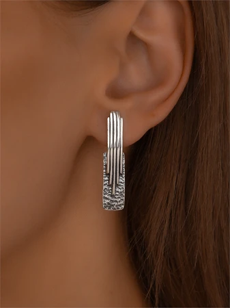 {{productViewItem.photos[photoViewList.activeNavIndex].Alt || productViewItem.photos[photoViewList.activeNavIndex].Description || 'Серьги из серебра'}}