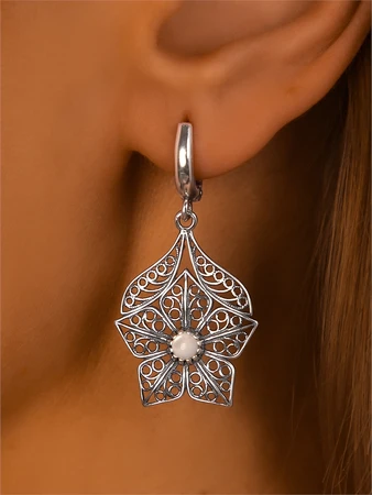 {{productViewItem.photos[photoViewList.activeNavIndex].Alt || productViewItem.photos[photoViewList.activeNavIndex].Description || 'Серьги из серебра с перламутром'}}