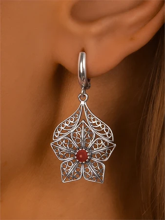 {{productViewItem.photos[photoViewList.activeNavIndex].Alt || productViewItem.photos[photoViewList.activeNavIndex].Description || 'Серьги из серебра с сердоликом'}}