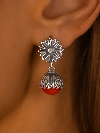 {{productViewItem.photos[photoViewList.activeNavIndex].Alt || productViewItem.photos[photoViewList.activeNavIndex].Description || 'Серьги из серебра с кораллом'}}