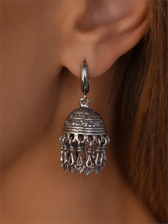 {{productViewItem.photos[photoViewList.activeNavIndex].Alt || productViewItem.photos[photoViewList.activeNavIndex].Description || 'Серьги из серебра'}}