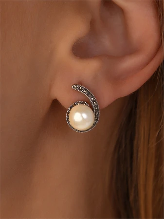 {{productViewItem.photos[photoViewList.activeNavIndex].Alt || productViewItem.photos[photoViewList.activeNavIndex].Description || 'Серьги из серебра с жемчугом'}}