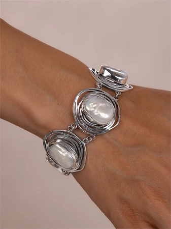 {{productViewItem.photos[photoViewList.activeNavIndex].Alt || productViewItem.photos[photoViewList.activeNavIndex].Description || 'Браслет из серебра с жемчугом'}}