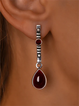 {{productViewItem.photos[photoViewList.activeNavIndex].Alt || productViewItem.photos[photoViewList.activeNavIndex].Description || 'Серьги из серебра с гранатом'}}