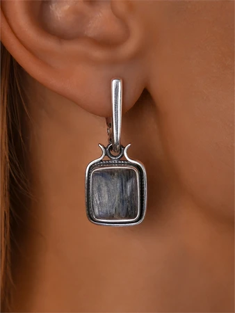 {{productViewItem.photos[photoViewList.activeNavIndex].Alt || productViewItem.photos[photoViewList.activeNavIndex].Description || 'Серьги из серебра с кианитом'}}