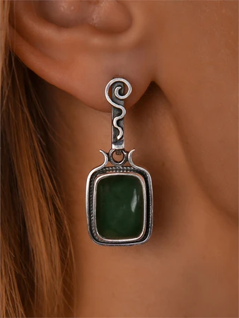 {{productViewItem.photos[photoViewList.activeNavIndex].Alt || productViewItem.photos[photoViewList.activeNavIndex].Description || 'Серьги из серебра с нефритом'}}