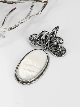 {{productViewItem.photos[photoViewList.activeNavIndex].Alt || productViewItem.photos[photoViewList.activeNavIndex].Description || 'Подвеска из серебра с перламутром'}}