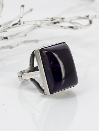 {{productViewItem.photos[photoViewList.activeNavIndex].Alt || productViewItem.photos[photoViewList.activeNavIndex].Description || 'Кольцо из серебра с аметистом'}}