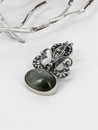 {{productViewItem.photos[photoViewList.activeNavIndex].Alt || productViewItem.photos[photoViewList.activeNavIndex].Description || 'Подвеска из серебра с кошачьим глазом'}}