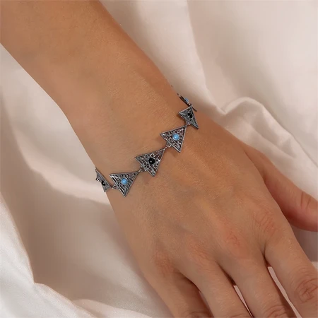 {{productViewItem.photos[photoViewList.activeNavIndex].Alt || productViewItem.photos[photoViewList.activeNavIndex].Description || 'Браслет из серебра с бирюзой и агатом'}}