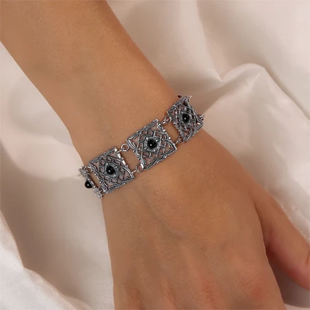 {{productViewItem.photos[photoViewList.activeNavIndex].Alt || productViewItem.photos[photoViewList.activeNavIndex].Description || 'Браслет из серебра с агатом'}}