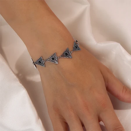 {{productViewItem.photos[photoViewList.activeNavIndex].Alt || productViewItem.photos[photoViewList.activeNavIndex].Description || 'Браслет из серебра с агатом'}}