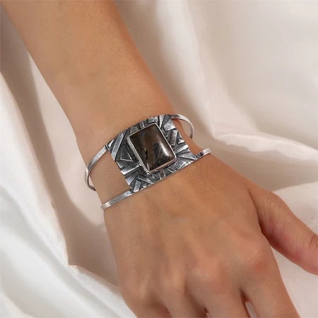 {{productViewItem.photos[photoViewList.activeNavIndex].Alt || productViewItem.photos[photoViewList.activeNavIndex].Description || 'Браслет из серебра с агатом'}}