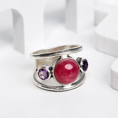 {{productViewItem.photos[photoViewList.activeNavIndex].Alt || productViewItem.photos[photoViewList.activeNavIndex].Description || 'Кольцо из серебра с родонитом и аметистом'}}