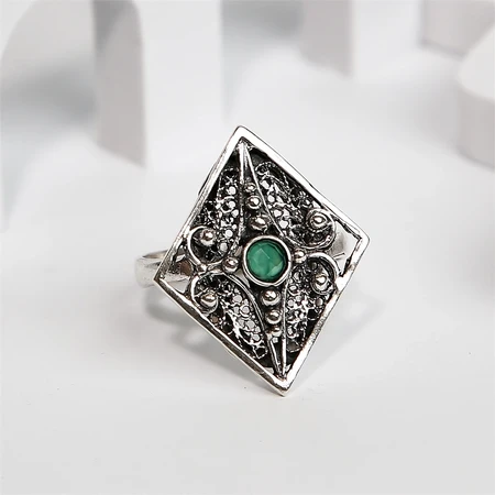 {{productViewItem.photos[photoViewList.activeNavIndex].Alt || productViewItem.photos[photoViewList.activeNavIndex].Description || 'Кольцо из серебра с хризопразом'}}