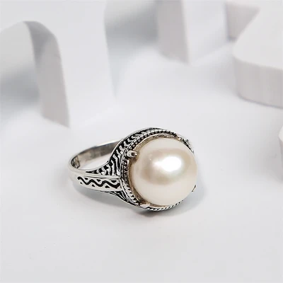 {{productViewItem.photos[photoViewList.activeNavIndex].Alt || productViewItem.photos[photoViewList.activeNavIndex].Description || 'Кольцо из серебра с жемчугом'}}