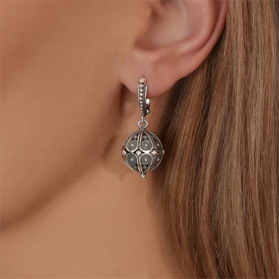 {{productViewItem.photos[photoViewList.activeNavIndex].Alt || productViewItem.photos[photoViewList.activeNavIndex].Description || 'Серьги из серебра'}}