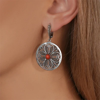 {{productViewItem.photos[photoViewList.activeNavIndex].Alt || productViewItem.photos[photoViewList.activeNavIndex].Description || 'Серьги из серебра с кораллом'}}