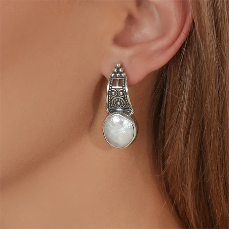 {{productViewItem.photos[photoViewList.activeNavIndex].Alt || productViewItem.photos[photoViewList.activeNavIndex].Description || 'Серьги из серебра с барочным жемчугом'}}